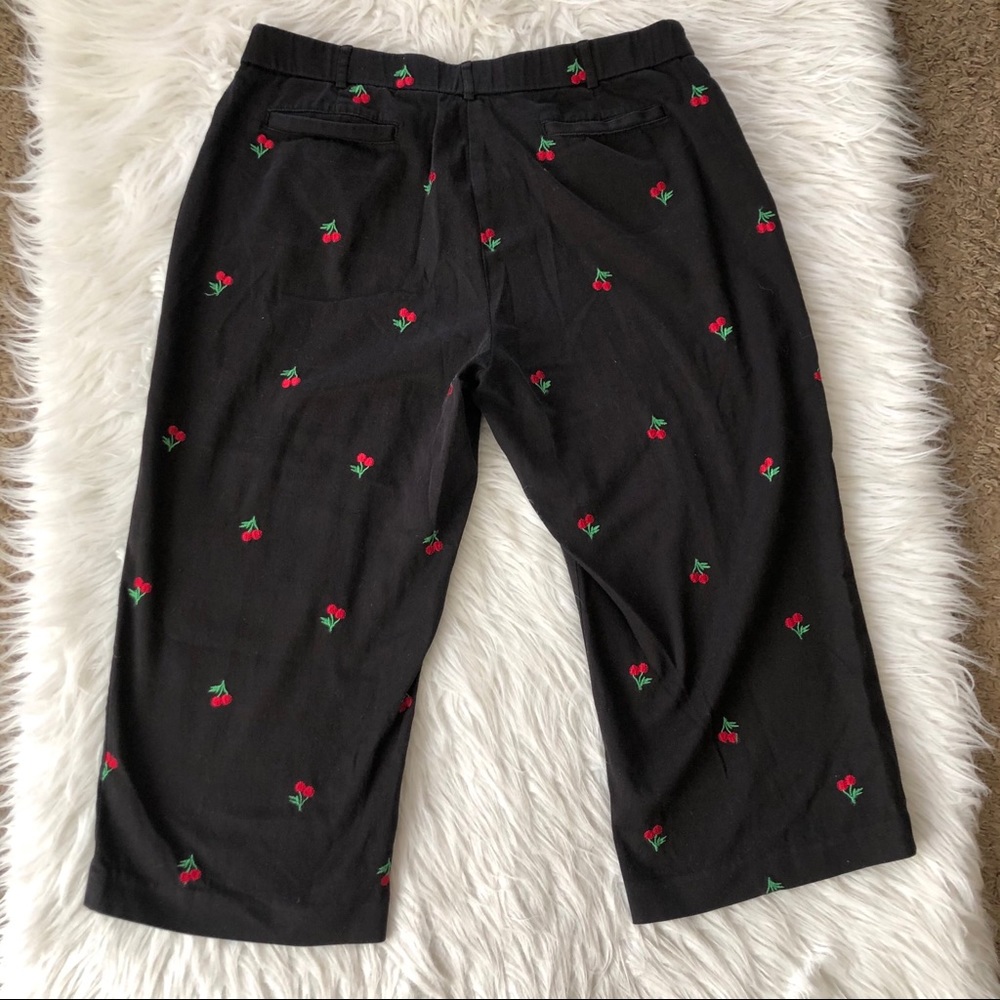 Briggs NY black Capri pants cherries, size 12P - Picture 5 of 6